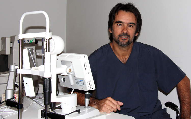 Entrevista con el Dr. Gustavo Rapetti, reconocido oftalmólogo y cirujano, quien desmitifica a los dispositivos electrónicos como causantes de los principales problemas de visión. En su lugar, si no hay predisposición genética o hereditaria, nuestros hábitos serían los causantes de la mayoría de los casos en la actualidad.