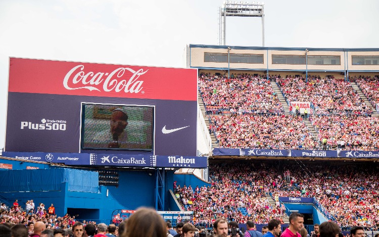 Con un inesperado 5 a 4 para el equipo de Scholas en un estadio repleto donde no quedaba ningún asiento libre, el equipo rojiblanco despidió esta tarde a su estadio con un partido en homenaje a la labor que la Fundación Pontificia Scholas Occurrentes realiza en España y el resto del mundo. Fue un partido histórico lleno de sorpresas en el que se han dado cita estrellas legendarias del Atlético de Madrid y del futbol internacional.