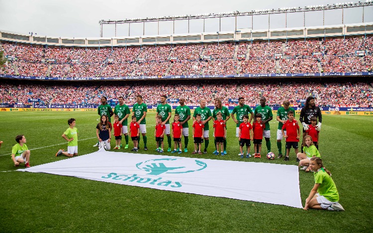 Con un inesperado 5 a 4 para el equipo de Scholas en un estadio repleto donde no quedaba ningún asiento libre, el equipo rojiblanco despidió esta tarde a su estadio con un partido en homenaje a la labor que la Fundación Pontificia Scholas Occurrentes realiza en España y el resto del mundo. Fue un partido histórico lleno de sorpresas en el que se han dado cita estrellas legendarias del Atlético de Madrid y del futbol internacional.