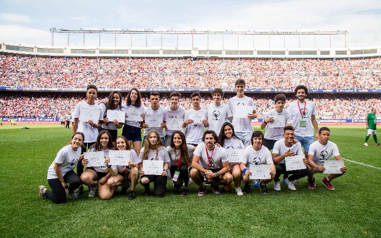 Con un inesperado 5 a 4 para el equipo de Scholas en un estadio repleto donde no quedaba ningún asiento libre, el equipo rojiblanco despidió esta tarde a su estadio con un partido en homenaje a la labor que la Fundación Pontificia Scholas Occurrentes realiza en España y el resto del mundo. Fue un partido histórico lleno de sorpresas en el que se han dado cita estrellas legendarias del Atlético de Madrid y del futbol internacional.