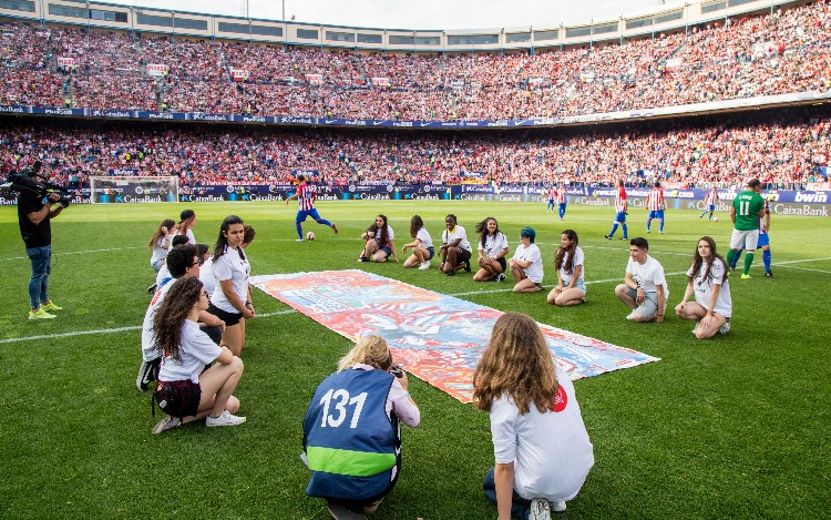 Con un inesperado 5 a 4 para el equipo de Scholas en un estadio repleto donde no quedaba ningún asiento libre, el equipo rojiblanco despidió esta tarde a su estadio con un partido en homenaje a la labor que la Fundación Pontificia Scholas Occurrentes realiza en España y el resto del mundo. Fue un partido histórico lleno de sorpresas en el que se han dado cita estrellas legendarias del Atlético de Madrid y del futbol internacional.