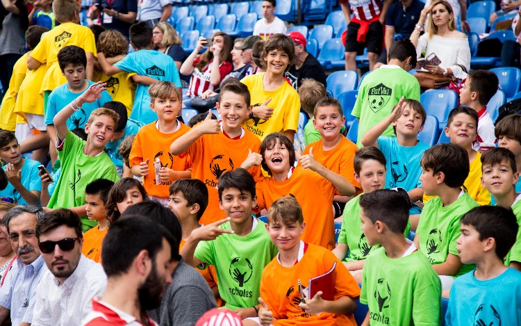 Con un inesperado 5 a 4 para el equipo de Scholas en un estadio repleto donde no quedaba ningún asiento libre, el equipo rojiblanco despidió esta tarde a su estadio con un partido en homenaje a la labor que la Fundación Pontificia Scholas Occurrentes realiza en España y el resto del mundo. Fue un partido histórico lleno de sorpresas en el que se han dado cita estrellas legendarias del Atlético de Madrid y del futbol internacional.