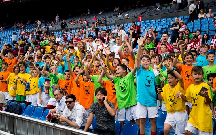 Con un inesperado 5 a 4 para el equipo de Scholas en un estadio repleto donde no quedaba ningún asiento libre, el equipo rojiblanco despidió esta tarde a su estadio con un partido en homenaje a la labor que la Fundación Pontificia Scholas Occurrentes realiza en España y el resto del mundo. Fue un partido histórico lleno de sorpresas en el que se han dado cita estrellas legendarias del Atlético de Madrid y del futbol internacional.