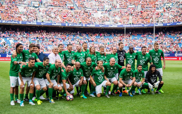 Con un inesperado 5 a 4 para el equipo de Scholas en un estadio repleto donde no quedaba ningún asiento libre, el equipo rojiblanco despidió esta tarde a su estadio con un partido en homenaje a la labor que la Fundación Pontificia Scholas Occurrentes realiza en España y el resto del mundo. Fue un partido histórico lleno de sorpresas en el que se han dado cita estrellas legendarias del Atlético de Madrid y del futbol internacional.