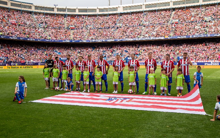 Con un inesperado 5 a 4 para el equipo de Scholas en un estadio repleto donde no quedaba ningún asiento libre, el equipo rojiblanco despidió esta tarde a su estadio con un partido en homenaje a la labor que la Fundación Pontificia Scholas Occurrentes realiza en España y el resto del mundo. Fue un partido histórico lleno de sorpresas en el que se han dado cita estrellas legendarias del Atlético de Madrid y del futbol internacional.