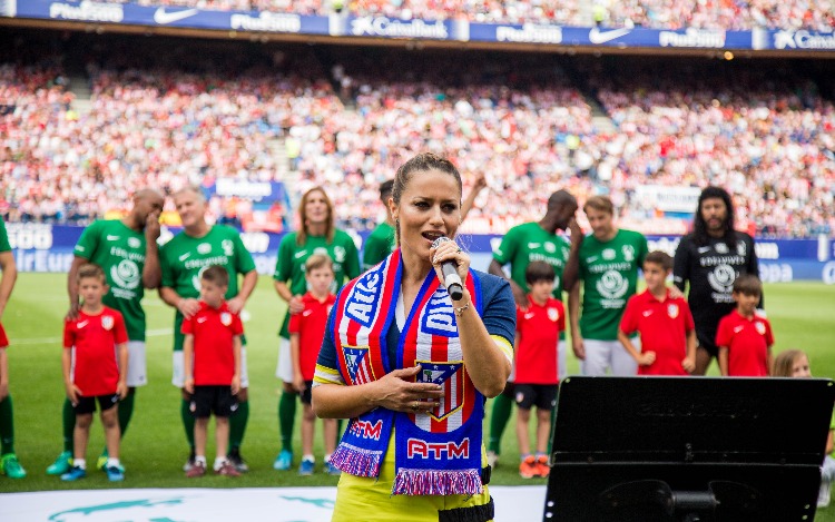 Con un inesperado 5 a 4 para el equipo de Scholas en un estadio repleto donde no quedaba ningún asiento libre, el equipo rojiblanco despidió esta tarde a su estadio con un partido en homenaje a la labor que la Fundación Pontificia Scholas Occurrentes realiza en España y el resto del mundo. Fue un partido histórico lleno de sorpresas en el que se han dado cita estrellas legendarias del Atlético de Madrid y del futbol internacional.