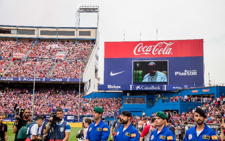 Con un inesperado 5 a 4 para el equipo de Scholas en un estadio repleto donde no quedaba ningún asiento libre, el equipo rojiblanco despidió esta tarde a su estadio con un partido en homenaje a la labor que la Fundación Pontificia Scholas Occurrentes realiza en España y el resto del mundo. Fue un partido histórico lleno de sorpresas en el que se han dado cita estrellas legendarias del Atlético de Madrid y del futbol internacional.