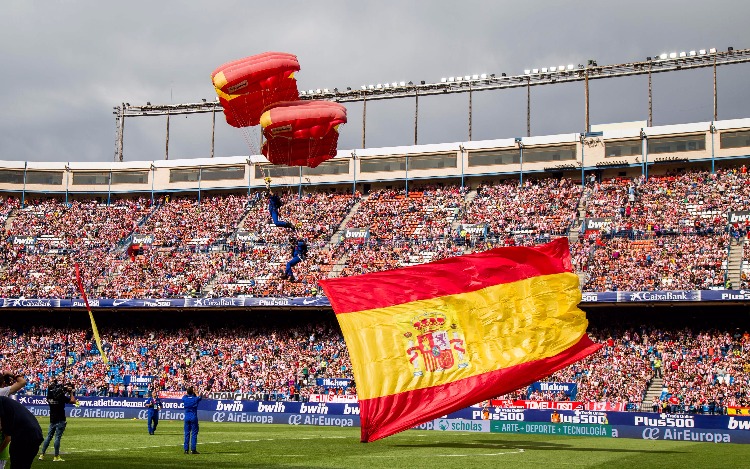 Con un inesperado 5 a 4 para el equipo de Scholas en un estadio repleto donde no quedaba ningún asiento libre, el equipo rojiblanco despidió esta tarde a su estadio con un partido en homenaje a la labor que la Fundación Pontificia Scholas Occurrentes realiza en España y el resto del mundo. Fue un partido histórico lleno de sorpresas en el que se han dado cita estrellas legendarias del Atlético de Madrid y del futbol internacional.