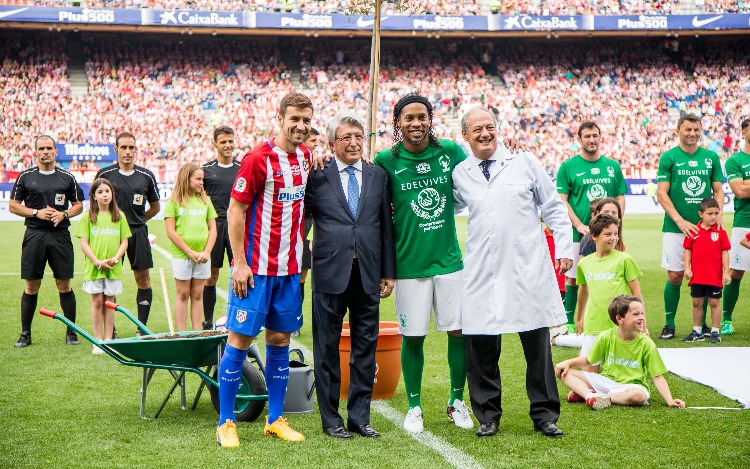 Con un inesperado 5 a 4 para el equipo de Scholas en un estadio repleto donde no quedaba ningún asiento libre, el equipo rojiblanco despidió esta tarde a su estadio con un partido en homenaje a la labor que la Fundación Pontificia Scholas Occurrentes realiza en España y el resto del mundo. Fue un partido histórico lleno de sorpresas en el que se han dado cita estrellas legendarias del Atlético de Madrid y del futbol internacional.