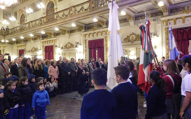El salón principal de la Asociación Italiana Unione e Benevolenza, edificio en el cual se inauguró la Scuola en 1867, se vistió de fiesta con motivo del 150 Aniversario de la primera escuela italiana en la Argentina.
