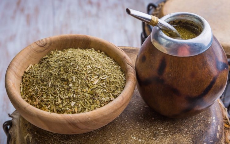 Del 6 al 9 de julio, la pasión por el mate y el té tendrá su mayor despliegue en Caminos y Sabores. La preferencia por “lo natural” también se ve reflejada en las infusiones. Desde distintas regiones del país llegarán yerbas tradicionales, agroecológicas o saborizadas. También el té desplegará su glam y sumará hierbas aromáticas y medicinales.