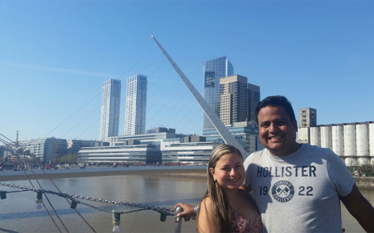 Cómo es la experiencia de una pareja de jóvenes venezolanos que decidieron dejar su país para radicarse en Argentina.