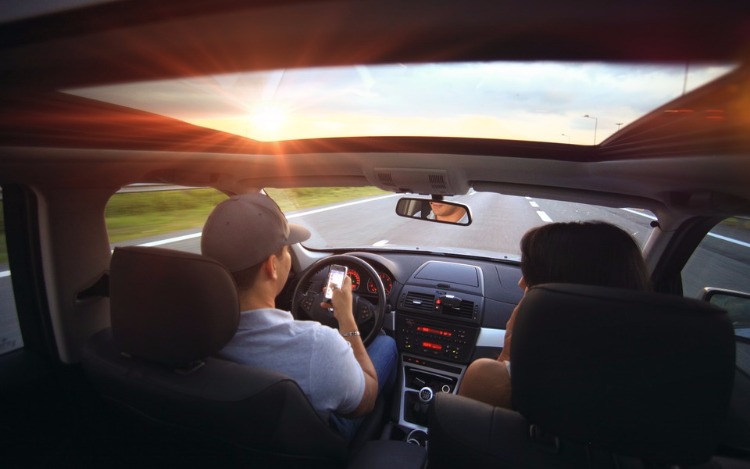 Más del 83% de las parejas españolas reconoce haber discutido alguna vez al volante.