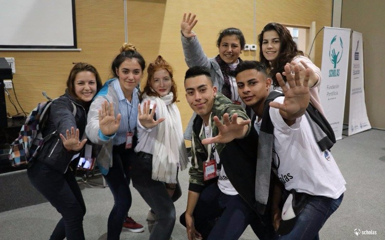 Scholas Ciudadanía reúne 250 alumnos de Concordia preocupados por la falta de atención a la juventud y por la discriminación. Participantes del Congreso Interreligioso de Scholas realizado en Israel el pasado mes de julio viajaron especialmente a la provincia para contar sus experiencias de lo vivido entre los jóvenes palestinos e israelíes a estudiantes participantes.