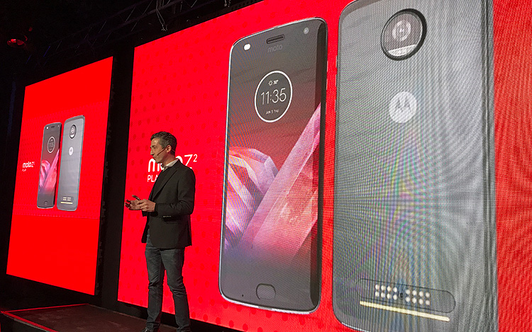 Motorola presentó en el Teatro Colón el Moto Z2 Play y los nuevos Moto Mods