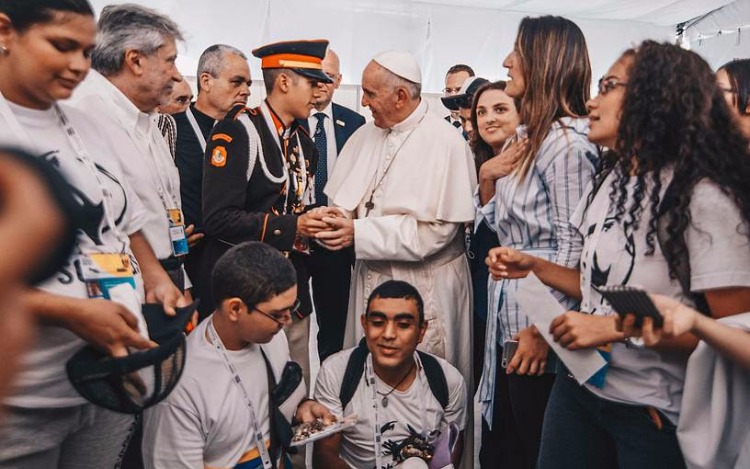 Al terminar la eucaristía el Santo Padre se reunió con los estudiantes de Scholas Colombia.