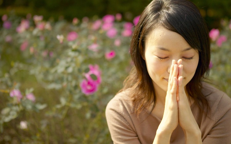 Los Arcángeles son seres de luz, del plano espiritual, que te acompañan en tu día a día si los invocas, para guiarte en diferentes áreas de lo físico. Porque eres energía y fluirás con la vida en la medida en que eleves tu vibración para estar plen@ y alegre, emanando con tu esencia el amor que eres para moverte en este mundo. Te contamos quién es cada Arcángel y cómo te protegen amablemente.