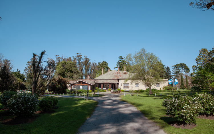 La Estancia "El Casco" de Juan Manuel Fangio, antigua casa de descanso del gran corredor argentino, se convierte en una excelente propuesta de recreación para todas las edades, en un entorno natural, muy cerca de varios atractivos turísticos.