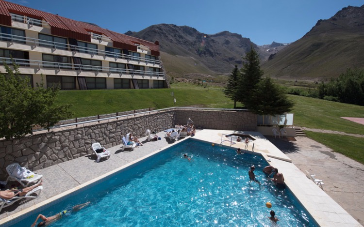El Hotel Piscis se prepara para el verano austral con diversas propuestas turísticas, deportivas y gastronómicas.