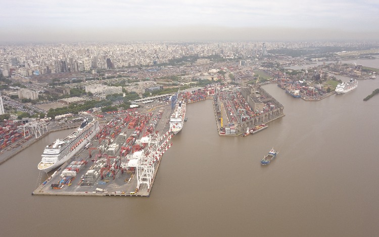 Guillermo Dietrich, Ministro de Transporte de la Argentina, asistió a la celebración a bordo del MSC Musica. Fue recibido por Javier  Massignani, Director General de MSC Cruceros Argentina y los tres comandantes de los barcos.