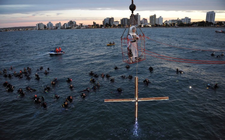 Vía Crucis submarino en Puerto Madryn