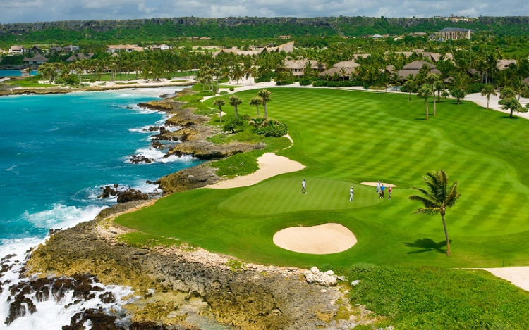 Jugadores profesionales y amateurs disfrutan durante todo el año de los campos de primer nivel, las vistas increíbles y el buen clima. Este mes el país acogerá el PGA Tour, uno de los torneos más importantes a nivel mundial.