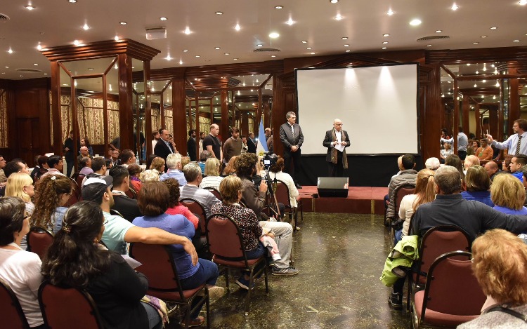 El Canciller argentino Jorge Faurie despidió anoche a familiares que viajan a Malvinas para homenajear a 90 caídos argentinos recientemente identificados.