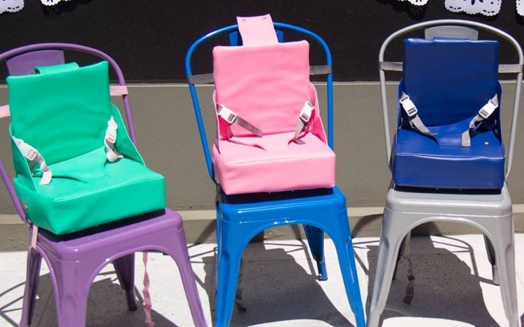 Una mamá creó una silla para bebés, portátil y adaptable