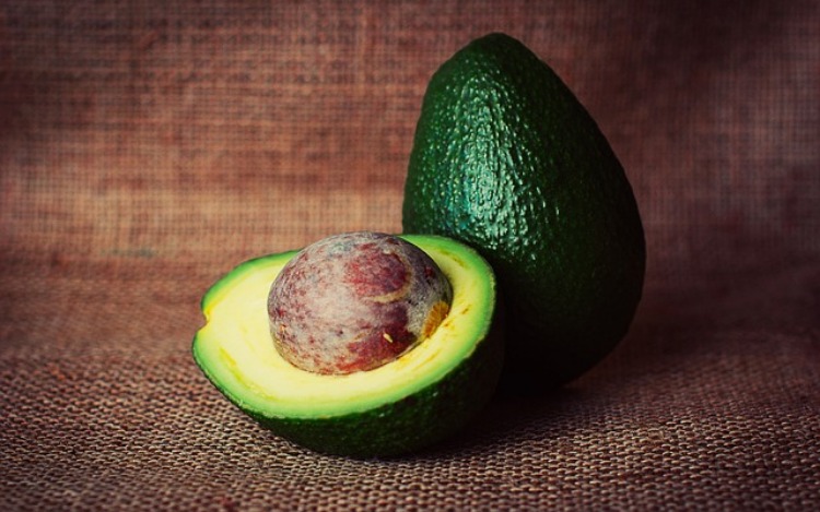 La palta o aguacate es una fruta y una verdura a la vez, de exquisito sabor y consistencia tierna y cremosa, ideal para combinar con cualquier alimento.