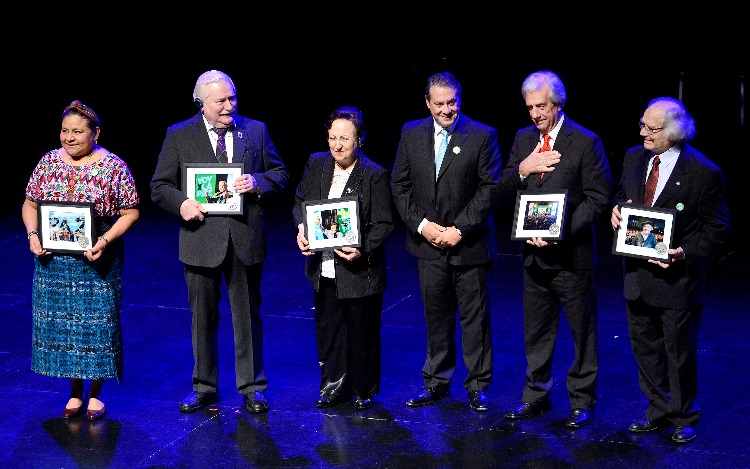 En el marco de una segunda edición del evento “Voy x la Paz”, se realizó en Montevideo la gala de inauguración en la que se hizo presente el presidente de la República, Tabaré Vázquez quien compartió la velada con el Presidente de la Fundación para la Democracia Internacional, Guillermo Whpei y cuatro galardonados premios Nobel de la Paz: la guatemalteca Rigoberta Menchú; el argentino Adolfo Pérez Esquivel; la iraní Shirin Ebadi y el expresidente polaco Lech Walesa.