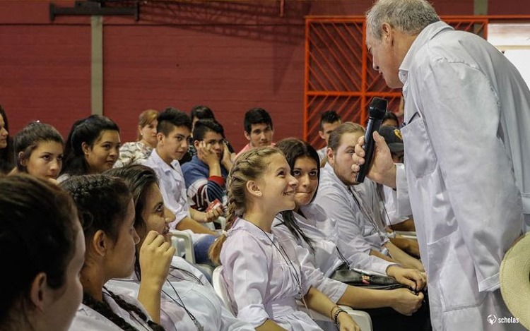 Desde el 20 y hasta el 27 de abril se lleva a cabo por primera vez la experiencia de Scholas Ciudadanía en Aristóbulo del Valle, Misiones. Participan 400 estudiantes de 12 escuelas públicas y privadas. También jóvenes de 7 aldeas con sus respectivos caciques.