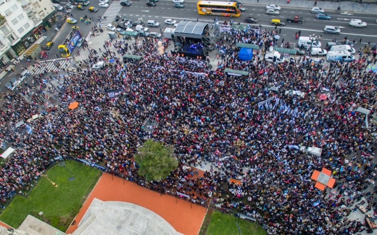 Miles de personas, en Buenos Aires y las principales ciudades del país, se movilizaron en esta nueva "Marcha por la Vida", en oposición al proyecto de ley de despenalización del aborto que se debate en el Congreso de la Nación.