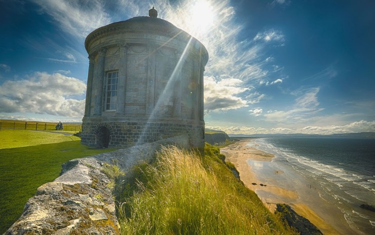 Desde Belfast a Derry-Londonderry pasando por la Calzada del Gigante o el Castillo de Dunluce, este itinerario promete mostrar rincones genuinos de la isla.