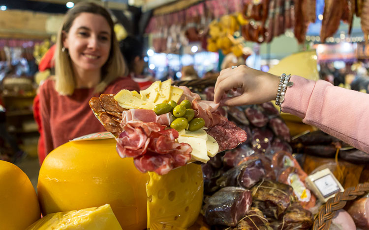 Con un fuerte apoyo de todo el país, comenzó hoy la feria del producto argentino que permanecerá abierta hasta el lunes 9, de 12 a 21 horas.