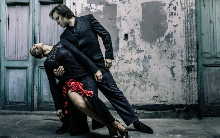 Una obra que conjuga el tango, la danza, el teatro y las artes visuales.