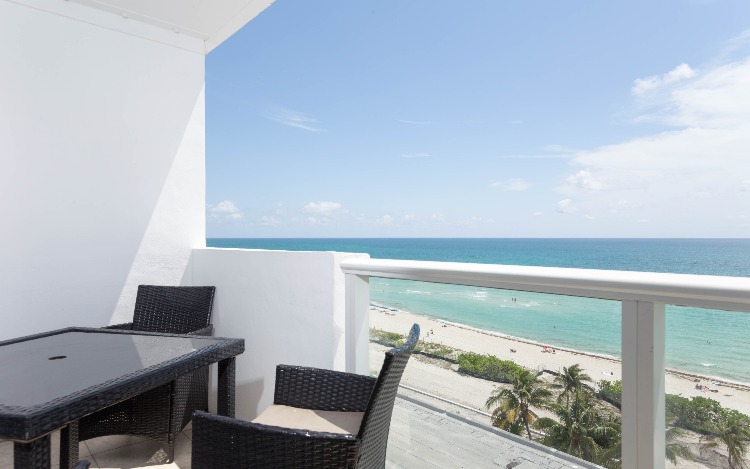 Frente al mar, sobre la emblemática Collins Avenue, se encuentra New Point Miami, un complejo de aparts de playa perfectos para disfrutar con intensidad lo mejor de la cálida Costa Este.