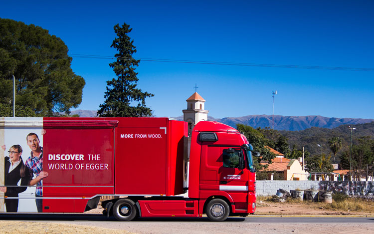 El camión showroom de EGGER recorre el país entre los meses de junio y septiembre de 2018, acercando a los profesionales y usuarios los productos y tendencias para mobiliario, pisos y construcción.