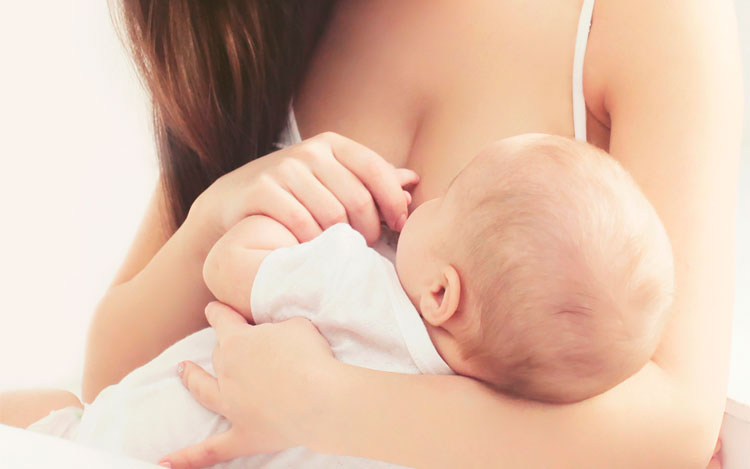 Durante la primera semana de agosto en Estaciones Saludables y Mercado Belgrano se informa sobre los beneficios de la lactancia materna y la importancia de la alimentación en la madre.