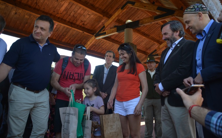 Una familia de Benavídez, Buenos Aires, fue recibida por autoridades en el ingreso al área protegida.