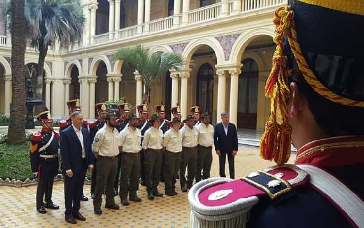 Los agentes de conservación participaron del izamiento de la bandera argentina frente a la sede del Poder Ejecutivo y compartieron un desayuno en el Salón Sur junto a granaderos y autoridades.