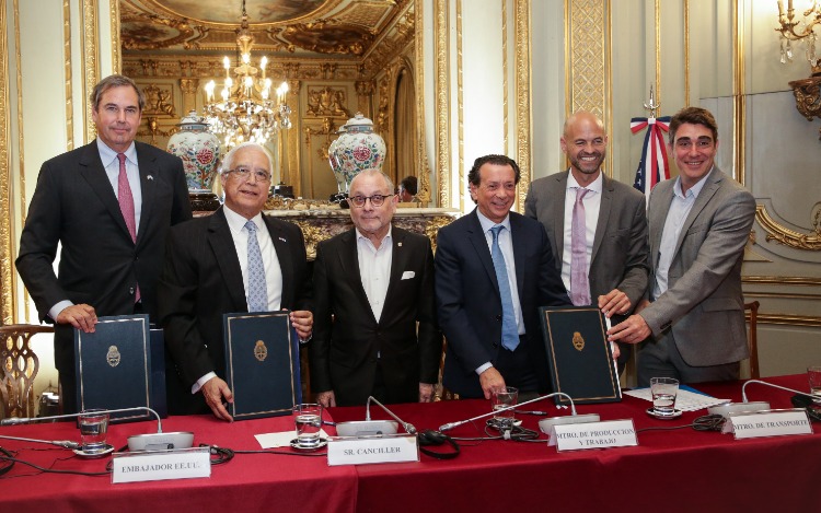 El Presidente y CEO de OPIC, Ray Washburne, suscribió con el canciller argentino Jorge Faurie, Cartas de Intención que buscarán impulsar proyectos en territorio argentino.