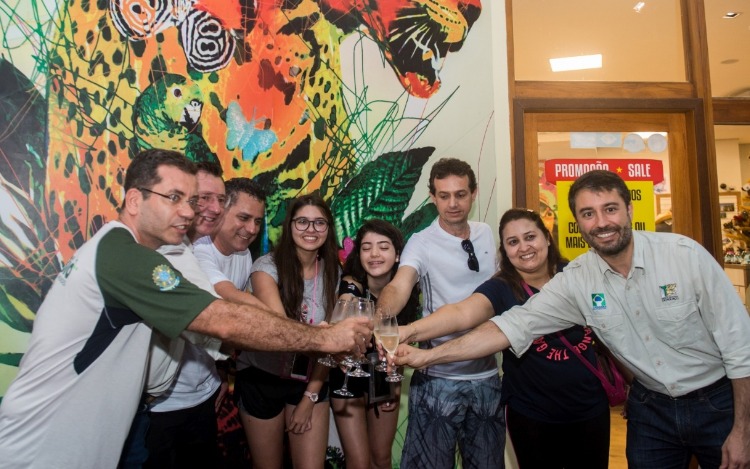 Récord de visitas en las cataratas del lado brasileño. La familia Bourguignon rompió la marca de 2017, siendo premiada por las autoridades del Parque Nacional do Iguaçu.