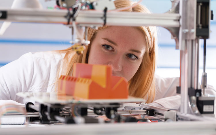 Esta carrera prepara profesionales capaces de operar entre el momento de la ideación, la producción y hasta el consumo del producto.