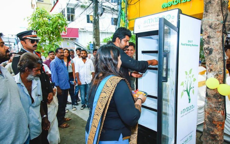 Refrigerador Solidario: La dueña de un restaurant de la India lo instaló para los necesitados