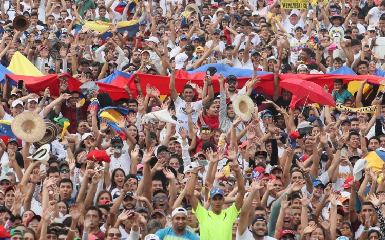 Así fue el mega concierto en la ciudad de Cúcuta, en la frontera entre Colombia y Venezuela. Organizado por Richard Branson (Virgin) con el objetivo de recaudar 100 millones de dólares en ayuda humanitaria, respondiendo al pedido del Presidente Interino Juan Guaidó.