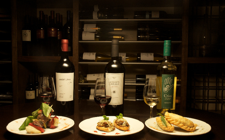 La Cava del Querandí, la antigua casona restaurada ubicada en pleno barrio de San Telmo, propone durante toda la Semana de la Mujer 2X1 en tapeos y espumantes para disfrutar con amigas.