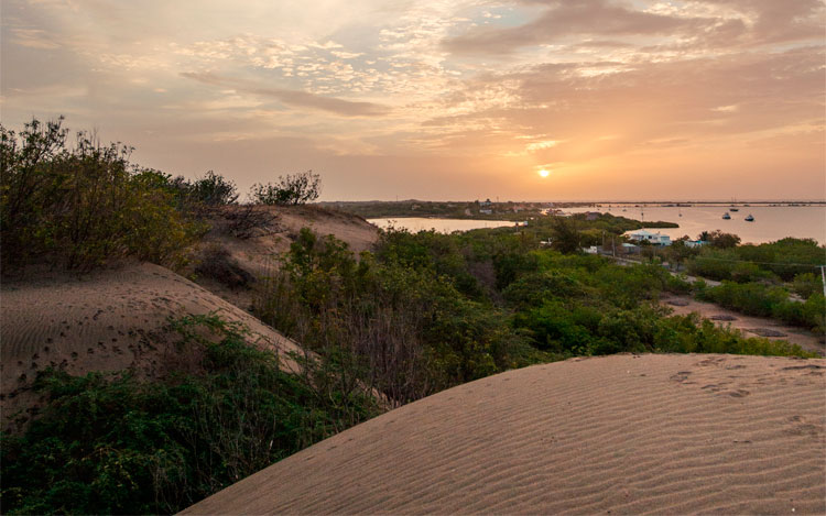 Ubicados en la costa norte y sur, respectivamente, estas ciudades ofrecen belleza natural, numerosas actividades de aventura y un contacto cercano con la cultura local.