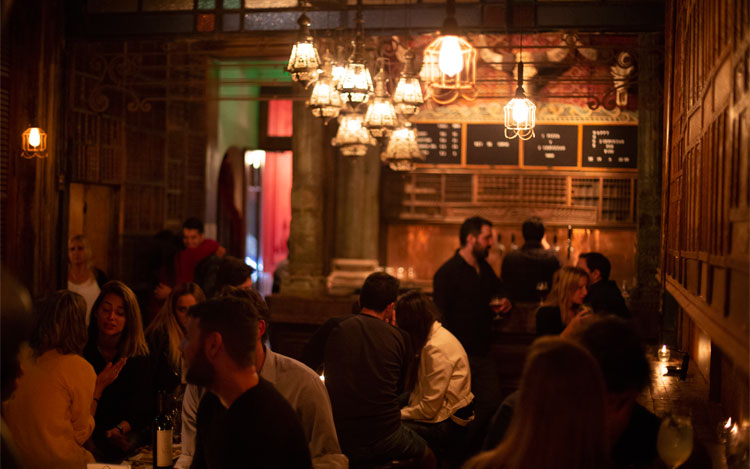 Rey de Copas, el bar de Palermo Soho que esconde la diversidad de culturas del mundo y se desafía a renovarse constantemente para sorprender a sus visitantes.