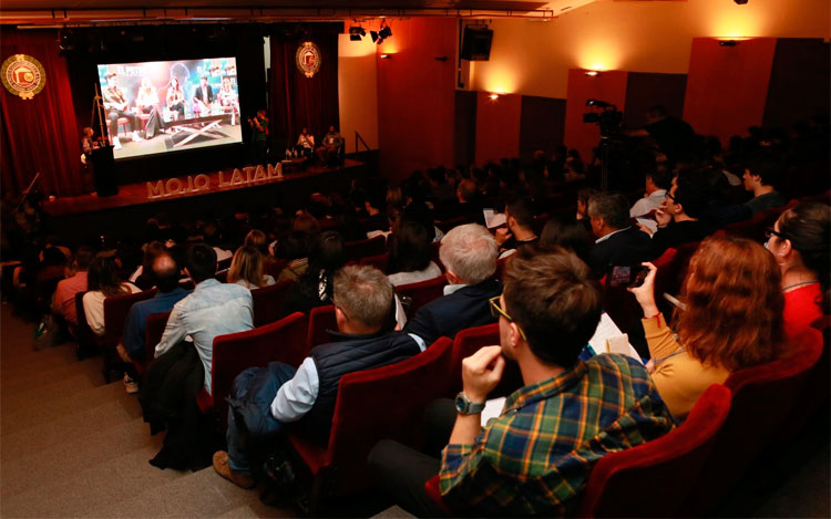 Por primera vez en el país se llevó a cabo el Congreso Latinoamericano de Periodismo Móvil. Acompañando al periodismo local y la innovación tecnológica, Ford Argentina participó como automotriz oficial. 
El encuentro fue celebrado el 26 de abril en la Universidad de Belgrano y es organizado por la Red de Corresponsales Móviles. La amplia cantidad de asistentes al evento renueva las expectativas para una segunda edición en 2020.