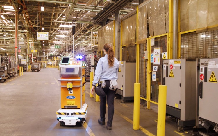 Programado para conocer el mapa de la planta, el robot llamado "Survival" modifica su ruta después de encontrar obstáculos en su camino; es el primero de su tipo que se utiliza en una instalación de Ford en Europa. Las pruebas demuestran que "libera hasta 40 horas de trabajo diarias, permitiéndole a los trabajadores dedicarse a tareas más complejas.